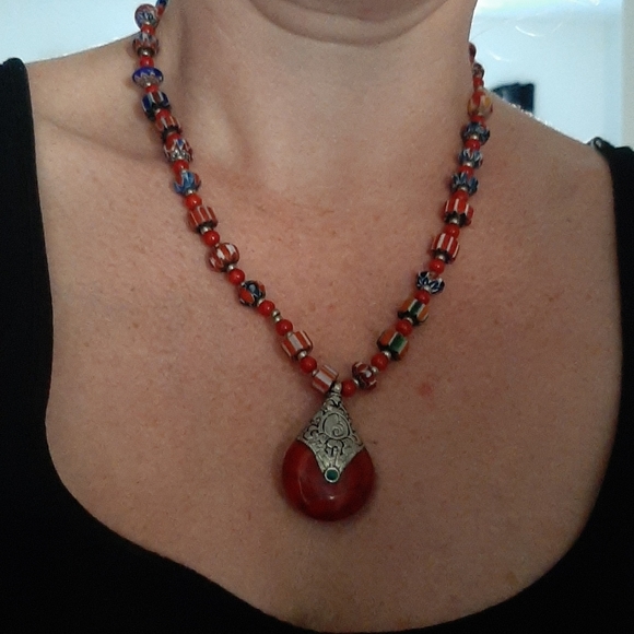 Ethnic red bearded necklace - Picture 3 of 4